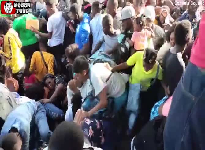 Video :In Mexico, migrants break into an asylum agency